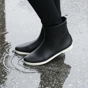 NWOT Alice + Whittles Minimalist Rain Boots Size 8